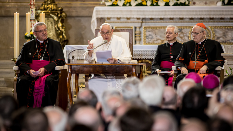 Ferenc pápa látogatásának utolsó napján bárki találkozhat az egyházfővel, de korán kell indulni