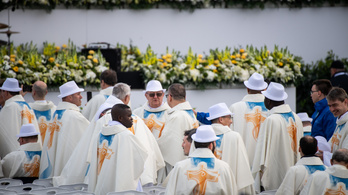 Véget ért a látogatás, Ferenc pápa elköszönt Magyarországtól