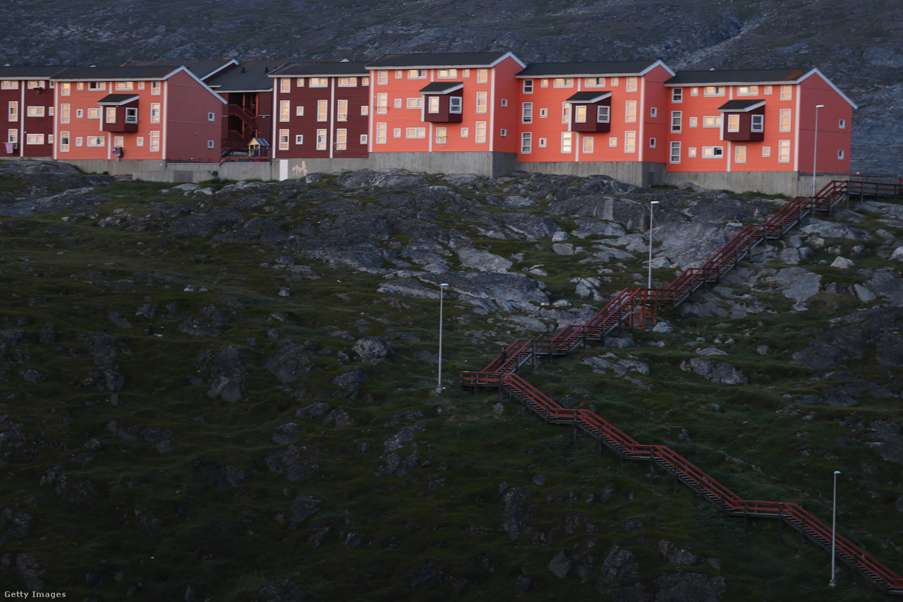 Rohamléptekben épülnek az új lakások egyre kijebb a pusztaságban Nuuk külterületén. Az olvadásnak köszönhetően egyre több erőforrás válik elérhetővé Grönladon, aminek vezetői a gazdaság felfuttatásával is egyre jobban függetlenítenék magukat Dániától.