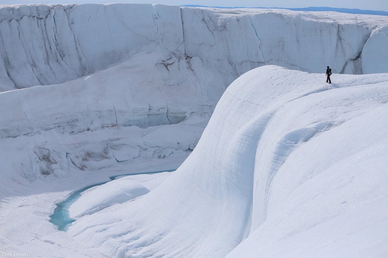 Egy hatalmas kanyont vizsgálnak a szakértők. Augusztus végén jelentették be, hogy a világ egyik legnagyobb, 800 kilométer hosszú és akár 800 méter mély kanyonját fedezték fel Grönlandon a jég alatt a klímaváltozást vizsgáló kutatócsoportok. Egy föld alatti folyó vájta ki több mint négymillió évvel ezelőtt.