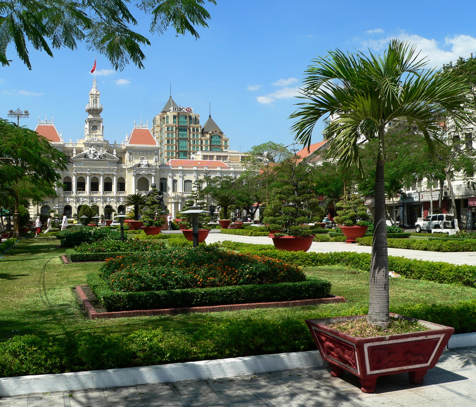 A saigoni városi tanács épülete előtti, szépen gondozott park a nyugalom szigete a közel nyolcmilliós, zsúfolt megalopolisz közepén. Még a franciák építették városházának az 1900-as évek elején, és funkcióját máig megtartotta. A téren áll a város modern kori névadójának, Ho Si Minh-nek a szobra. A legendás Ho apó az északiak vezetőjeként az USA által támogatott déliek elleni háborúban győzelemre vitte a népét, és egyesítette a két részre szakadt országot.  