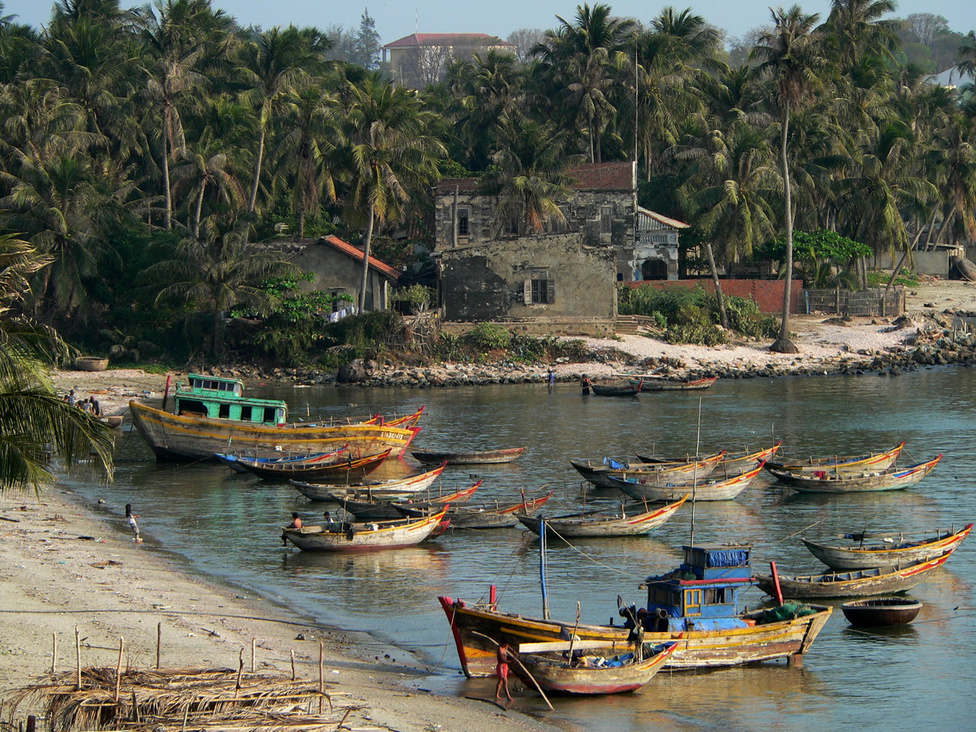 Nemcsak festményeken ragyognak a színek Vietnamban, de a valóságban is: a 3500 kilométer hosszú tengerparton olyan festői szépségű helyekre bukkan a látogató, mint ez az öböl Mui Ne közelében. A fölötte elterülő kis falu lakói főleg halászatból, illetve az élénkülő turizmusból élnek. 