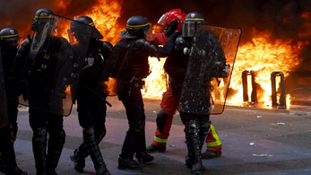 Tízezrek tüntettek a francia nagyvárosokban, a könnygázt is bevetették