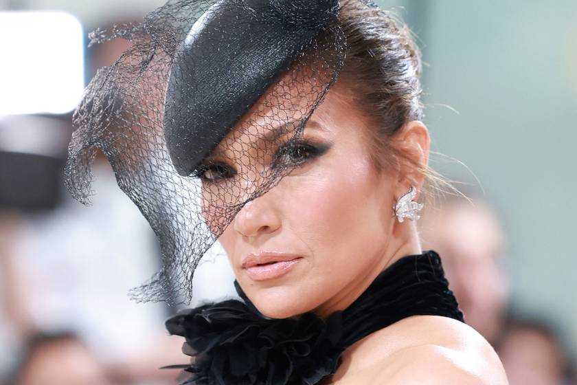 Az 53 éves Jennifer Lopez a Met-gálán kivágott estélyiben kápráztatott el mindenkit: ilyen ruhákba bújtak a sztárok