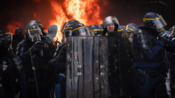 Felgyulladt egy rendőr a kormányellenes tüntetésen Párizsban