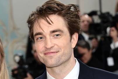 Robert Pattinson le se akarta venni a kezét gyönyörű modell barátnőjéről: sztárpárok a 2023-as Met-gálán