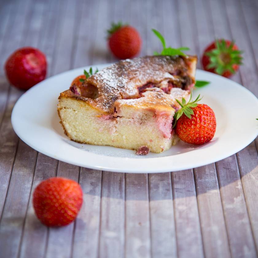 Remegős epres süti serpenyőben készítve: lágy palacsintatészta az alapja