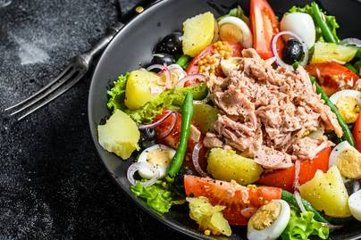 Laktató, zöldséges saláta Nizzából: tonhal és újkrumpli is kerül bele