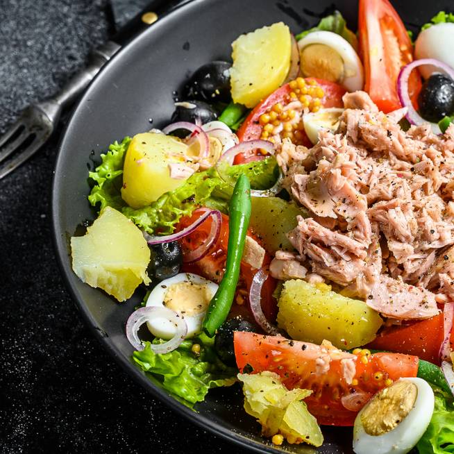 Laktató, zöldséges saláta Nizzából: tonhal és újkrumpli is kerül bele
