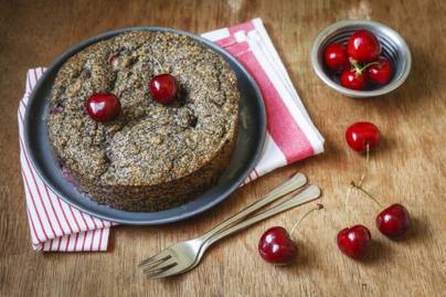 A legfinomabb meggyes-mákos torta: egyszerű kevert tészta az alapja