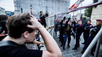 Véget ért a tüntetés a Karmelitánál, ahol újra előkerült a könnygáz
