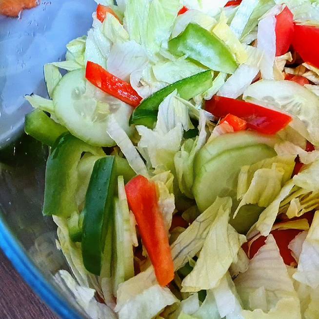 Színpompás tavaszi saláta egyszerűen: sültek mellé tökéletes kísérő