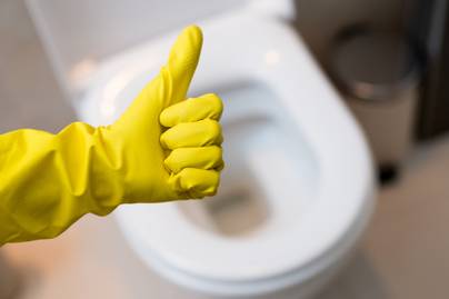 Szakember, sőt WC-pumpa sem kell a dugulás elhárításához - 7 háztartási termék, amivel megszüntetheted