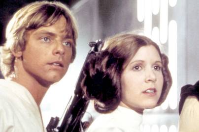 Carrie Fisher lánya a Star Wars Luke-jával pózolt együtt: a 30 éves Billie le sem tagadhatná édesanyját