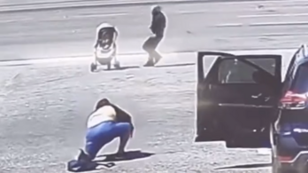 Videón, amint egy férfi megállítja az autók közé guruló babakocsit