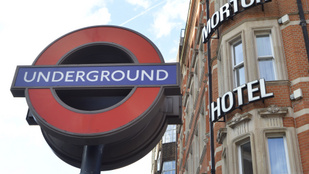 Pánik tört ki egy londoni metrón, miután nem nyíltak ki a füstölő kocsik ajtajai