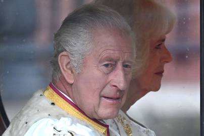 Fotókon Károly király díszes menete a palotából: Kamillával hintóval mentek az apátságig