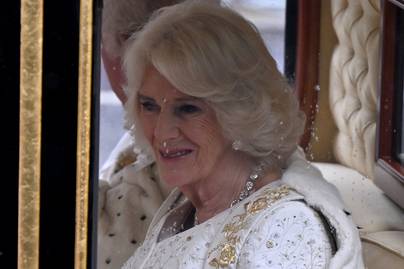 Kamilla királyné hófehér ruhába bújt a koronázáson: ilyen csinos kreációt választott