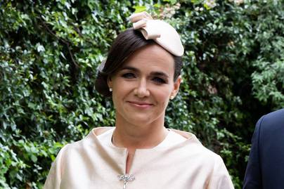 Novák Katalin ezüstkékben ragyogott Károly király koronázásán: ezt a ruhát viselte