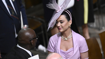 Katy Perry kínos helyzetbe került a koronázási szertartáson
