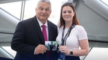 Fiatal rajongójával fotózkodott Orbán Viktor