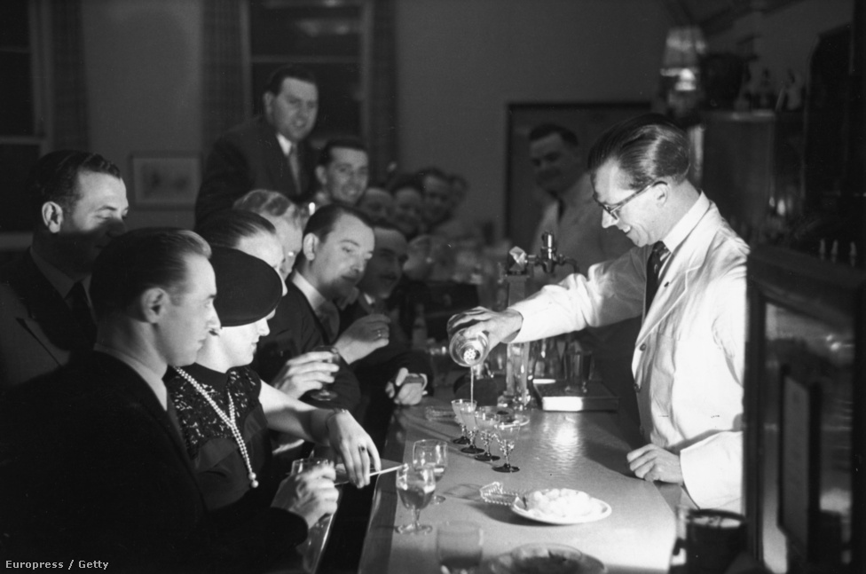 1951. Koktélparti a torquay-i Grand Hotelben