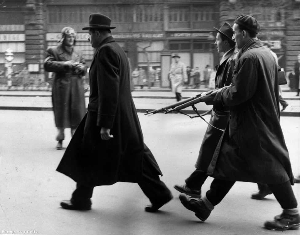 1956. Magyar felkelők fegyverrel kísérnek kihallgatásra egy titkosrendőrt, november 12-én.