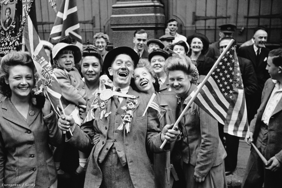 1945. A második világháború európai lezárását (VE Day) ünneplik a Piccadilly-n, Londonban.