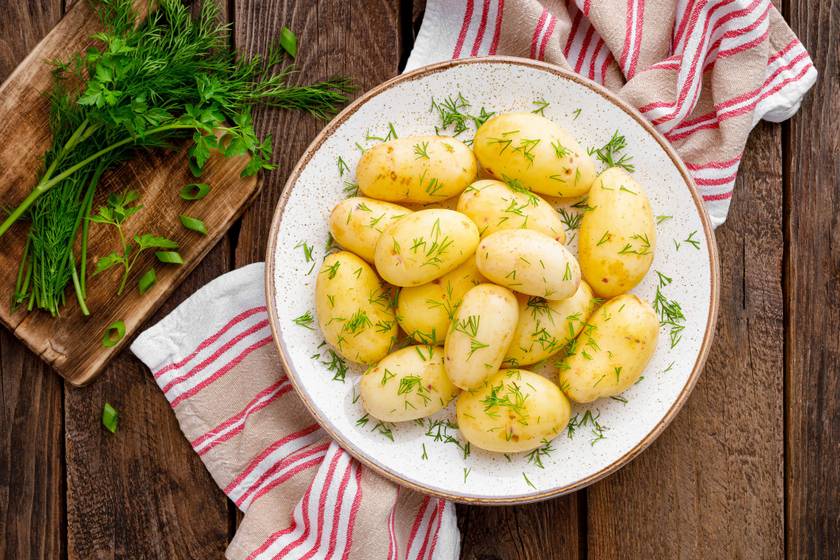 Tízperces gőzölt újkrumpli: vajjal összeforgatva fenséges