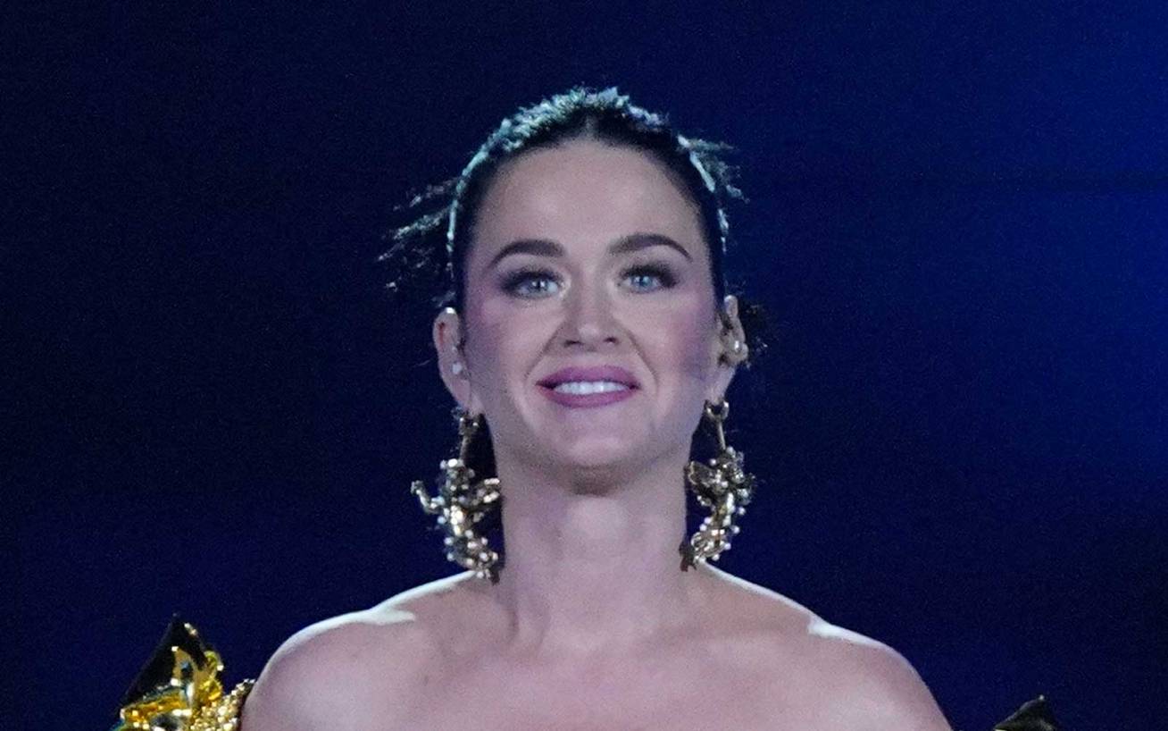 Katy Perry ennyire merészen dekoltált estélyit húzott a a koronázási koncertre: talpig aranyban énekelt