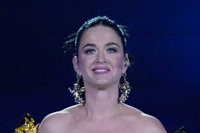 Katy Perry ennyire merészen dekoltált estélyit húzott a koronázási koncertre: talpig aranyban énekelt