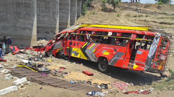 Legalább huszonegy ember meghalt Indiában egy felelőtlen buszsofőr miatt