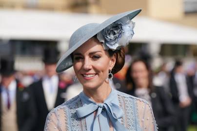 Katalin hercegné áttetsző, kék ruhájánál rajzolni sem lehetne szebbet: ilyen szép volt Károly király kerti partiján