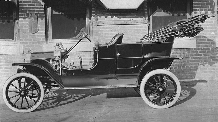 Ebben az évben kezdődött az első sorozatban gyártott autó, a Ford T-modell gyártása.
