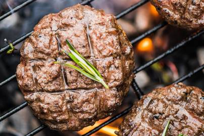Füstös, grillezett húspogácsa: nagyon szaftos lesz a fűszeres hús