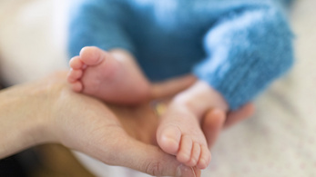 Megszületett az első „háromszülős” baba az Egyesült Királyságban