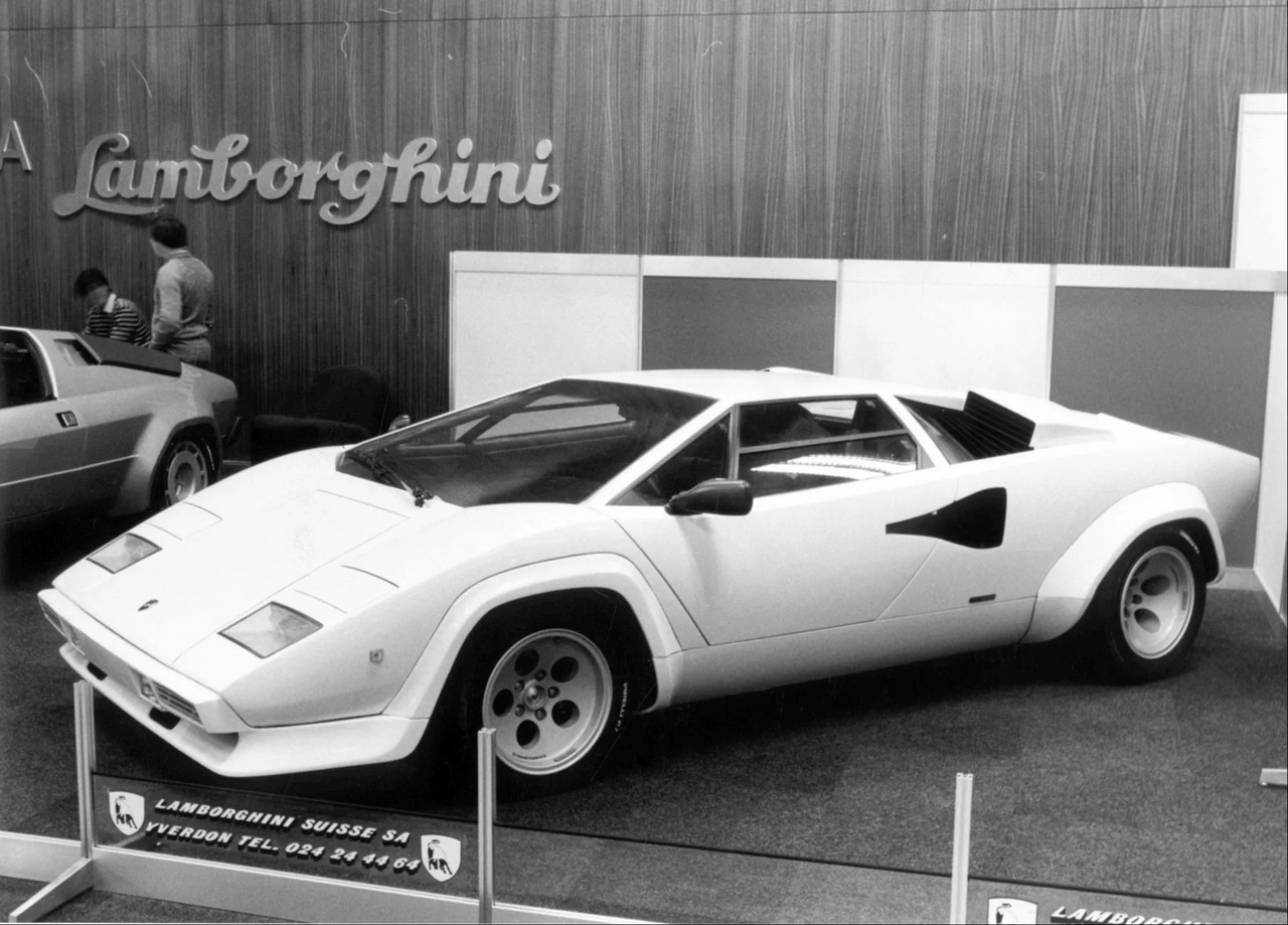 Konkrétan így nézett ki a prototípus a svájci forgalmazót hirdető standon a '82-es genfi szalonon. Mellette egy Lamborghini Jalpa a hírhedt 3.5-ös V8-as motorral.