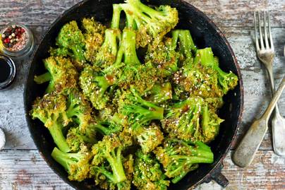 Szezámmagos brokkoli a sütőből: mártogatós mellé és köretként is szuper