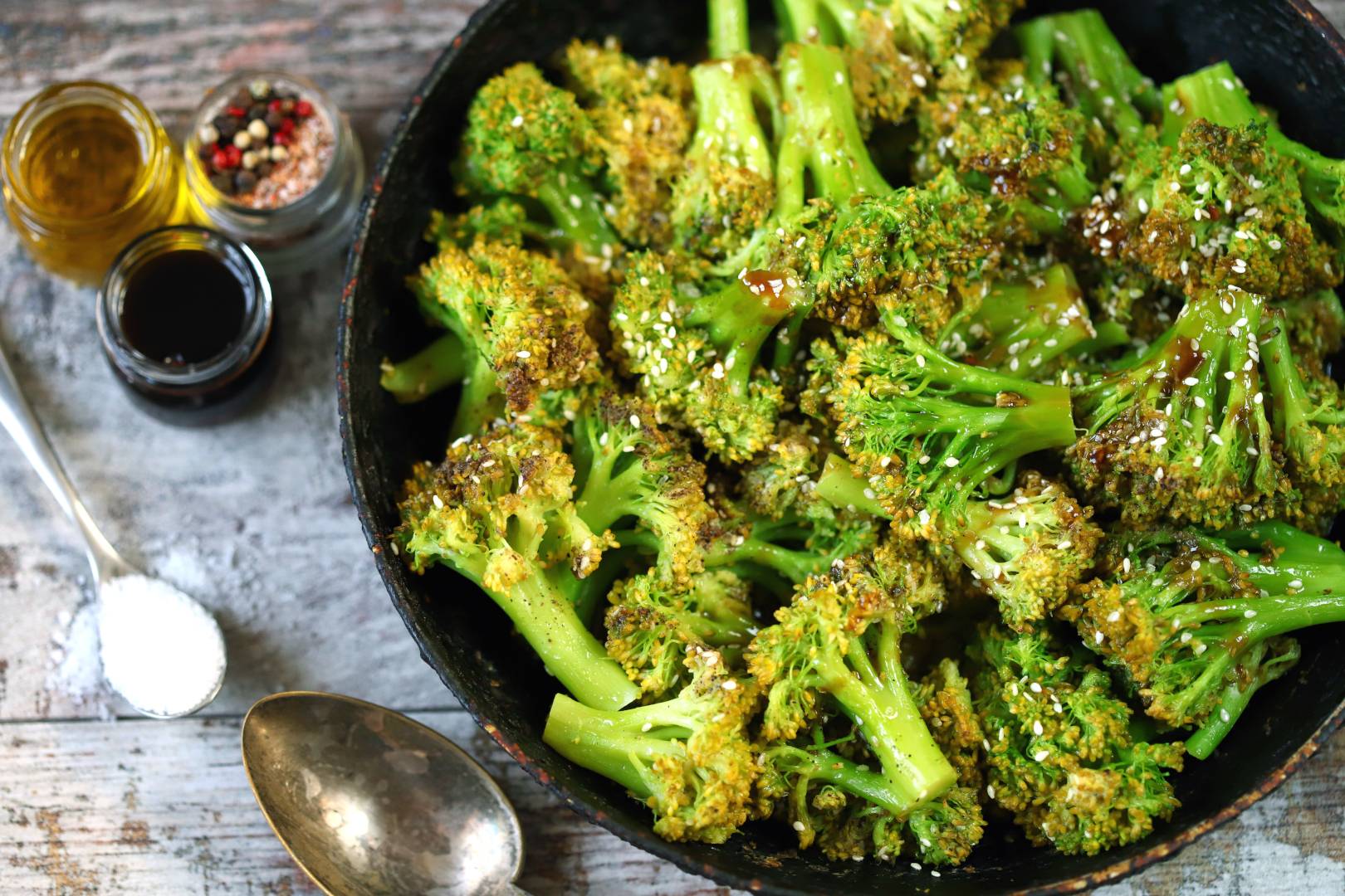 Szezammagos-brokkoli