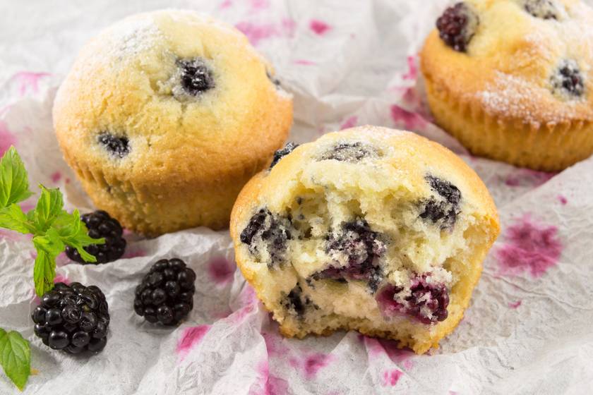 Gluténmentes bögrés muffin gyümölccsel: joghurtos pohárral mérd ki a hozzávalókat
