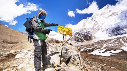 Csúcstámadás hétvégéje az Everesten: nagy a tömeg, tragédia is történhet