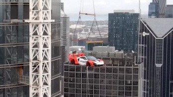 Toronydaruval emelték az 57. emeletre a McLaren Senna GTR-t