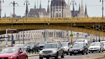 Teljes közlekedési káoszra kell számítani Budapesten vasárnap