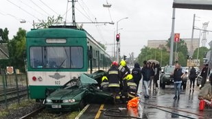 HÉV elé hajtott egy autó Budapesten, meghalt az egyik utas