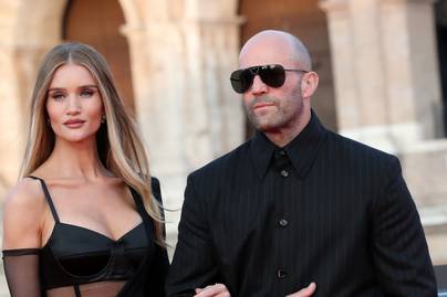 Jason Statham párja dögös ruhában ment a premierre: nem csoda, hogy a színész bolondul a kétgyerekes Rosie-ért