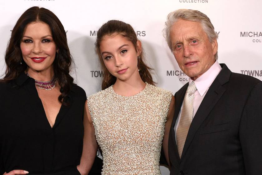 Catherine Zeta-Jones és Michael Douglas lánya zöld estélyiben ment az esküvőre: a 20 éves Carysből csodaszép nő lett