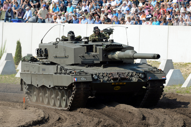 Holland Leopard 2A4-es. A Leopard különböző változataiból több tucatot kapott az ukrán hadsereg
