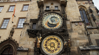 A restaurátor a saját haverjai arcát festette az alakokra, lecserélik a prágai Orloj legendás kalendáriumát