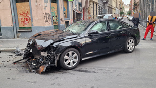 Balesetet szenvedett a lengyel nagykövet Budapesten, trolibusznak ütközött az autójával