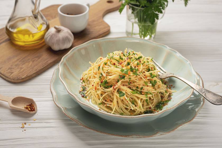 Pikáns spagetti fokhagymás, fűszeres olajban: így készül az olaszok kedvenc tésztája, az aglio di olio